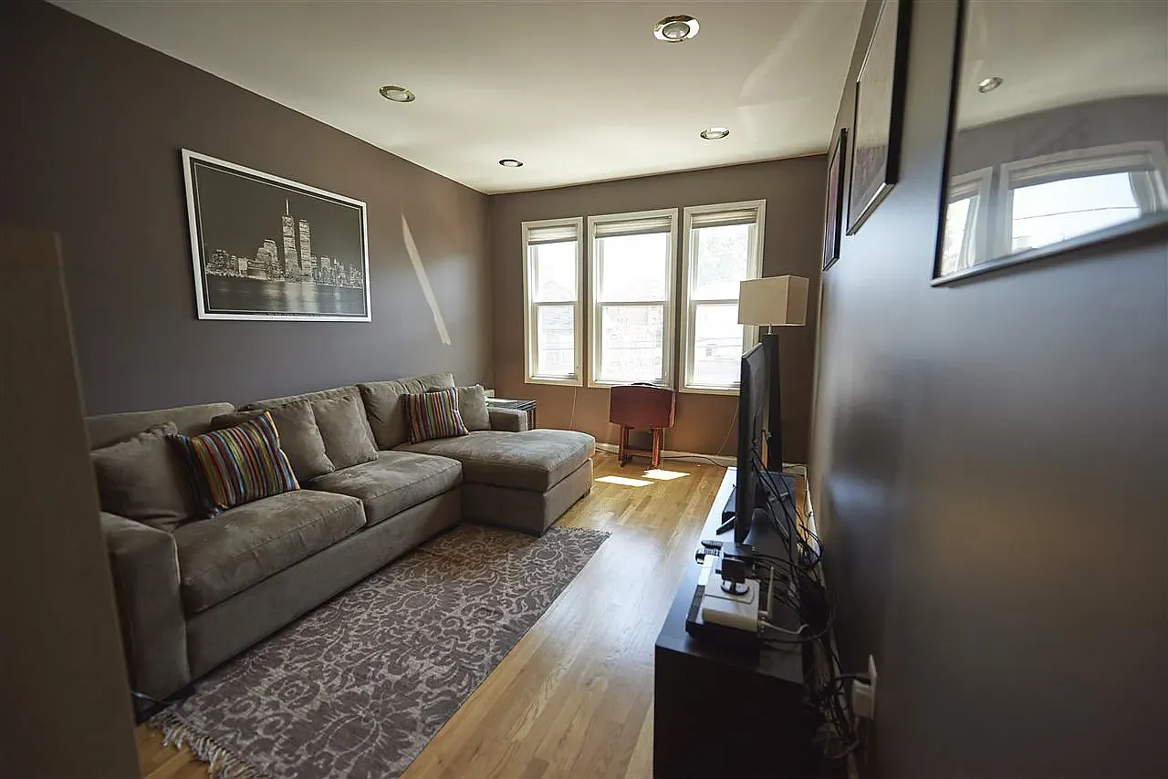 2 bed, 877 sqft, $2,100 — Photo 2