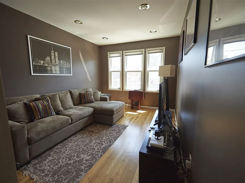 2nd image of 35 Long St APT 2R