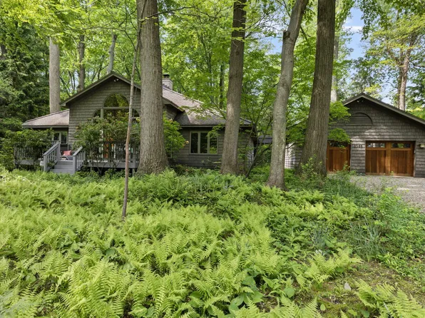 8544 Oak Ln, Lakeside, MI 49116