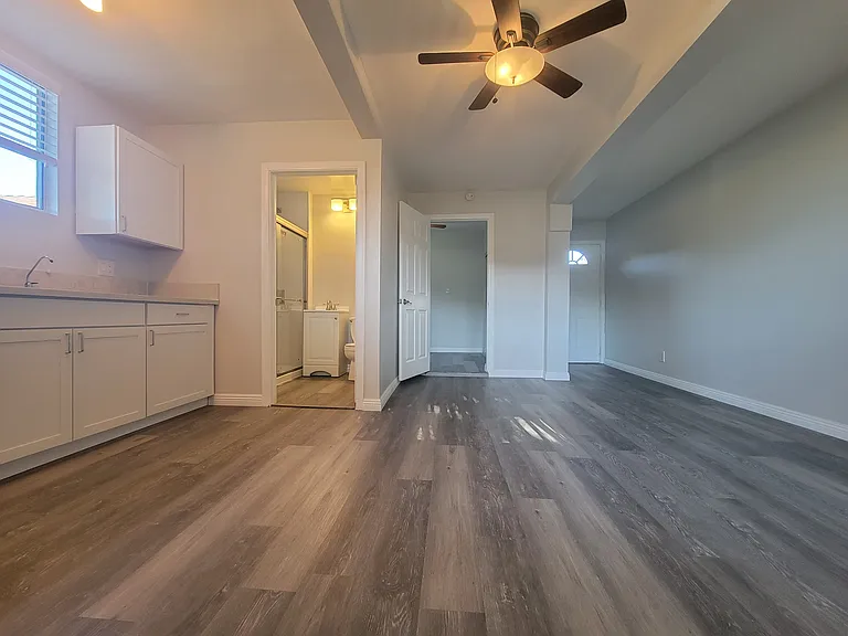 2550 Montrose Ave — Photo 12