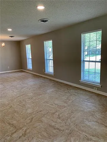 4 bed, 2.0 bath, 1995 sqft, $2,100 — Photo 4