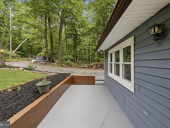 4th image of 65 Floral Ln