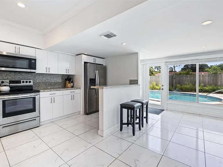 2440 SW 16th St — Photo 17