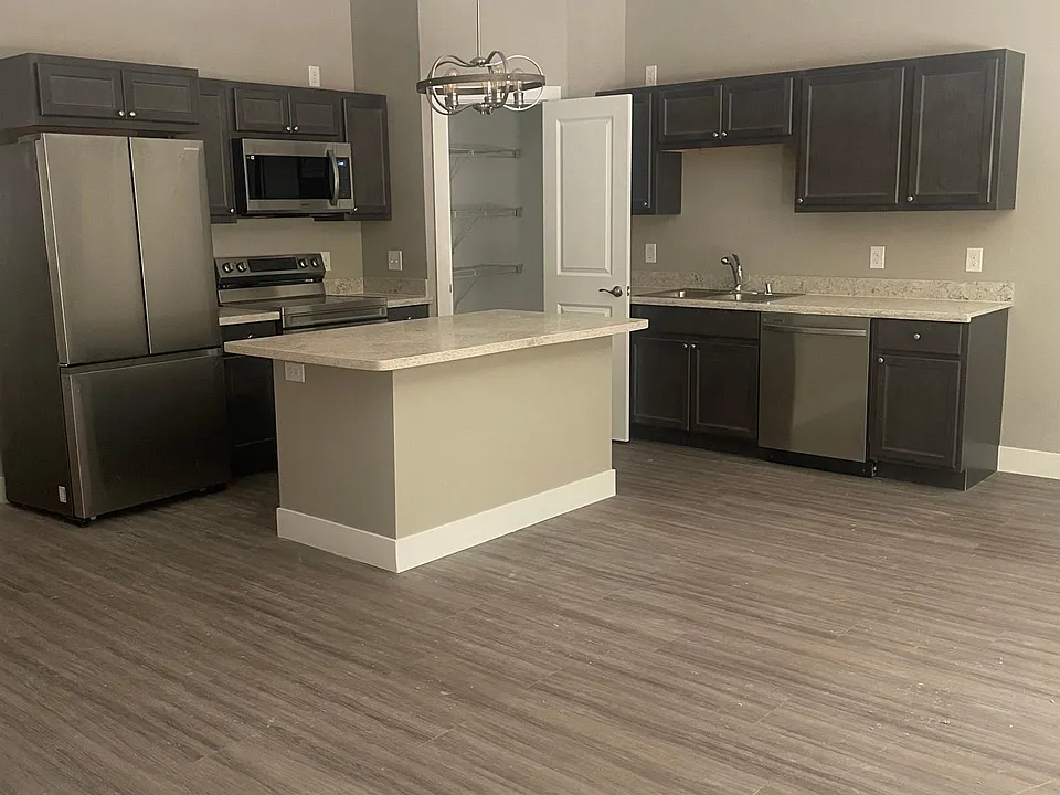 1012 Phillips Pl