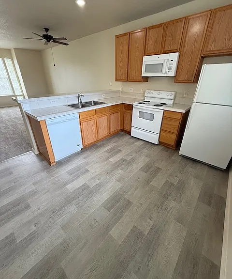 3921 SW 182nd Pl — Photo 5