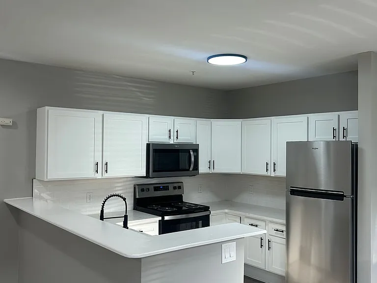 Austin Manor Apartments — Photo 13