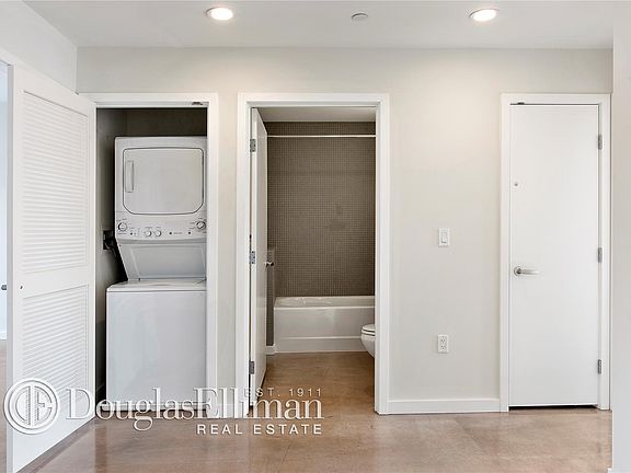 5th image of 4857 Broadway APT 6B