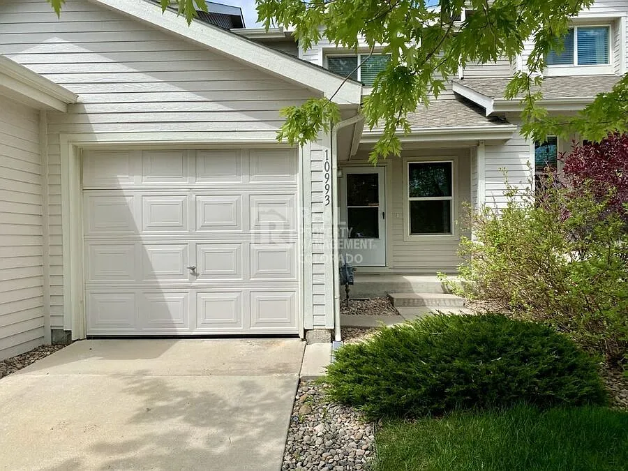 Stunning 3 bedroom, 1.5 bathroom townhome — Photo 1