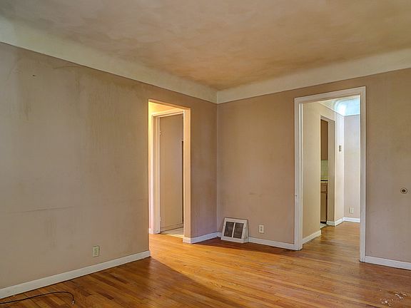 5th image of 9344 Sussex St