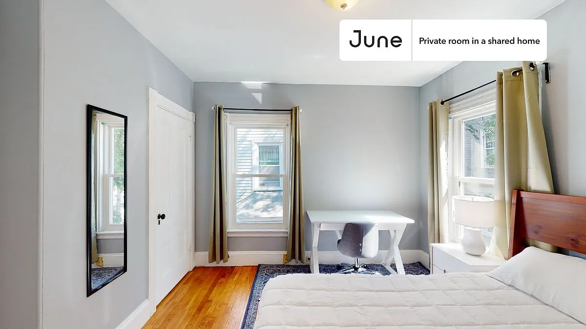 Queen bedroom in 7 bed/2 bath home in Allston #1321 E — Photo 3