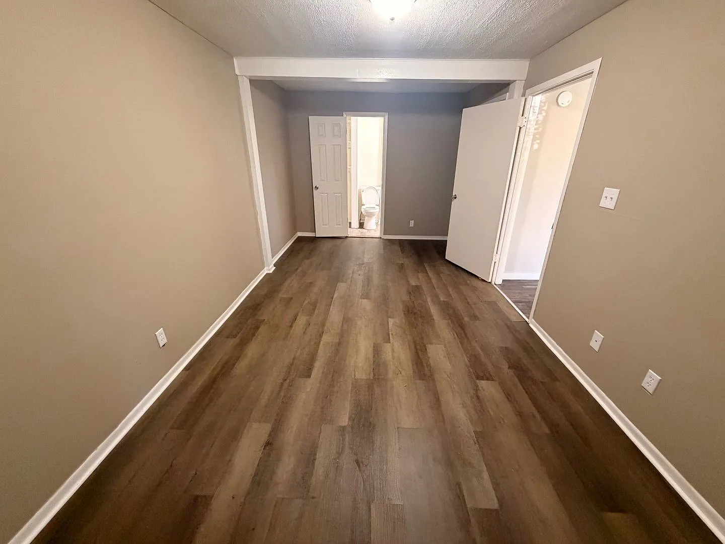 Spacious One Bedroom Located near 21st and Lafayette Rd — Photo 4