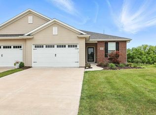 5547 E Creekside Ln, Bettendorf, IA 52722