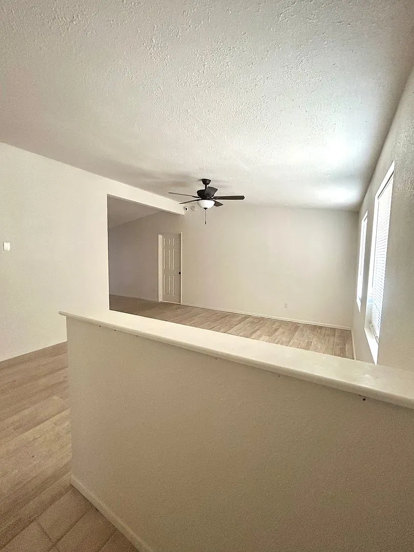 Conveniently located 3 Bedroom 1 bathroom home — Photo 3