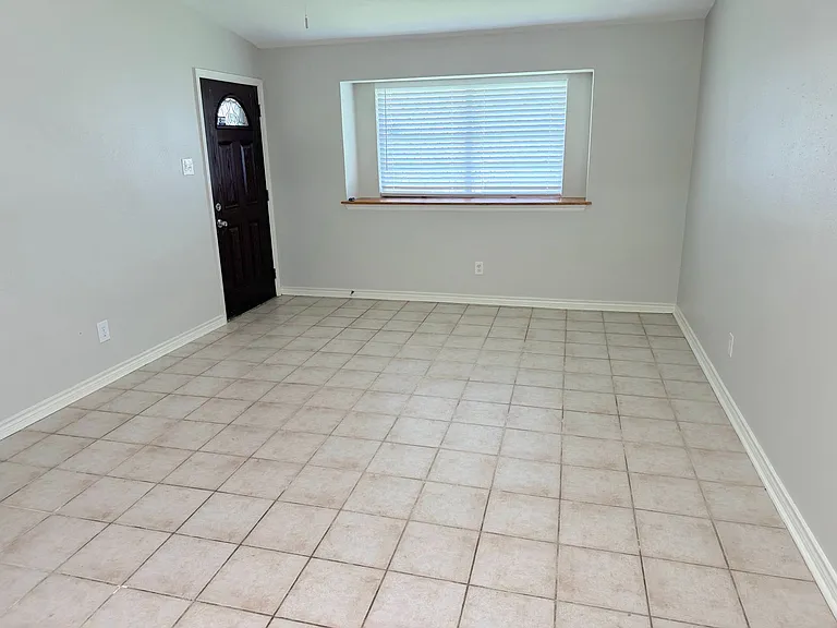 534 Glenvale Dr — Photo 3