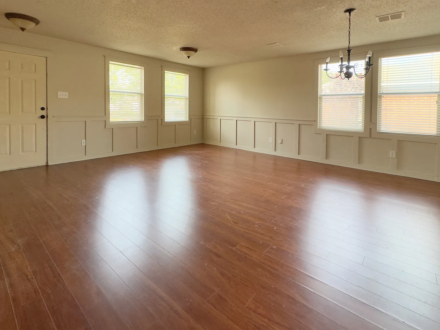 4 bed, 2.5 bath, 2907 sqft, $2,350 — Photo 2