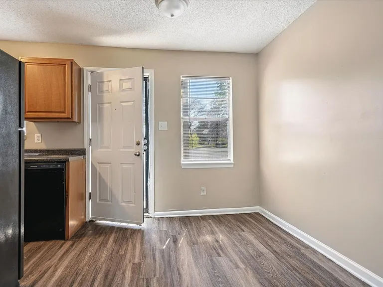 TOWNHOMES w/ W/D INCLUDED! Gated 2 Bed / 1.5 Bath Townhomes near Shelby Dr! — Photo 11