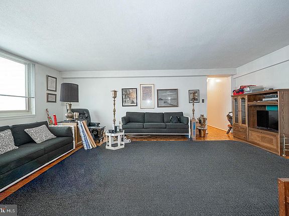 3rd image of 1919 Chestnut St APT 1824