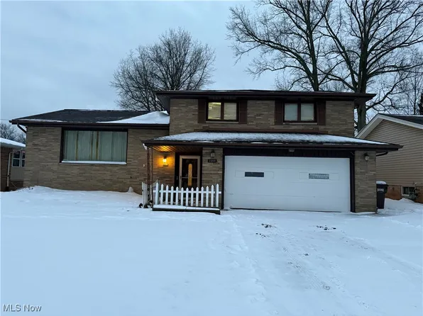 2207 Oaklawn Dr, Parma, OH 44134