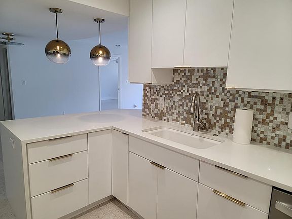 4th image of 330 SE 20th Ave APT 408