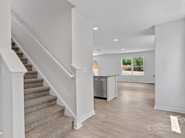 1407 5th Street Dr NE, Hickory, NC 28601