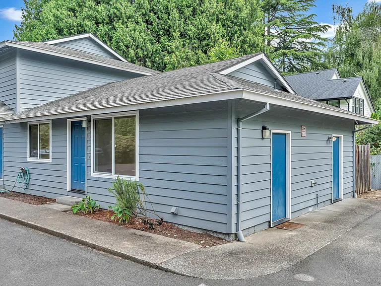 5210-5232 SE Rinearson Rd — Photo 2