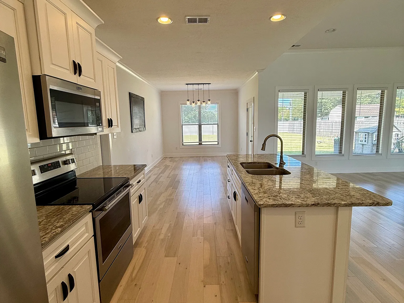 4 bed, 2396 sqft, $2,800 — Photo 4