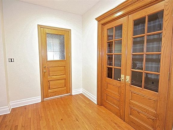 3rd image of 117 Bay 26th St