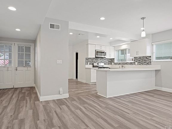 3rd image of 9754 Yolanda Ave