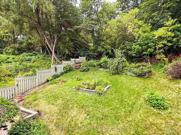 67 Bonnyview Dr — Photo 4