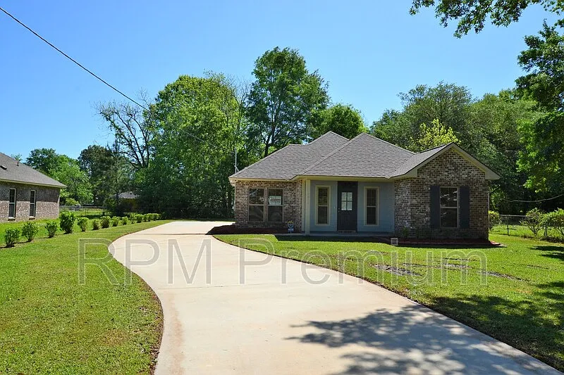 3 bed, 2.0 bath, 1216 sqft, $1,595 — Photo 2