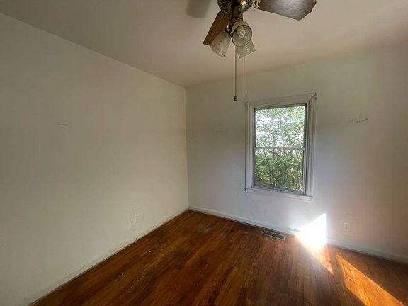 4th image of 920 Banks Rd
