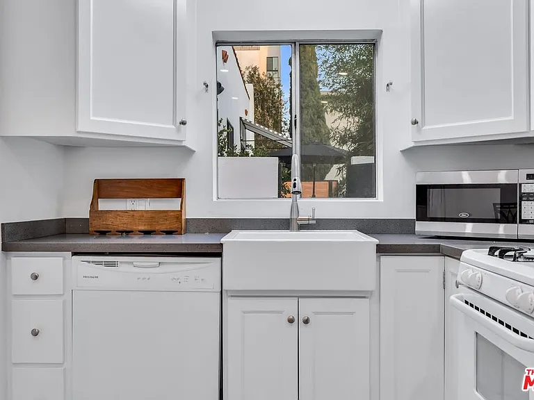 653 W Knoll Dr — Photo 11