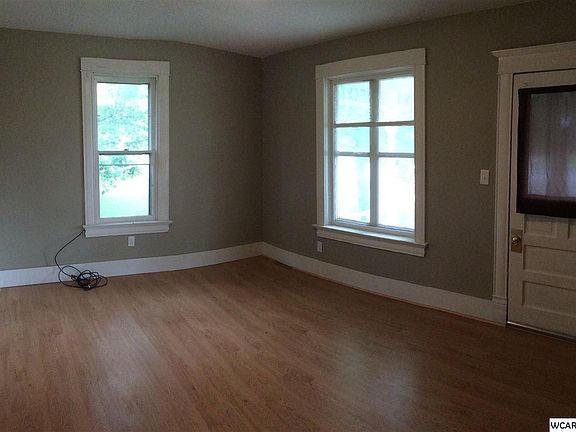 3rd image of 813 Ring Ave N