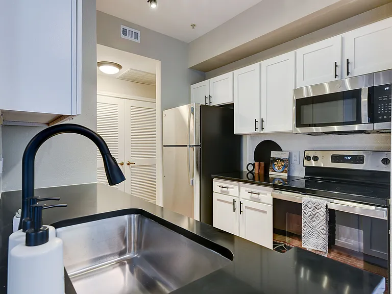 Laurel Canyon Apartments — Photo 7