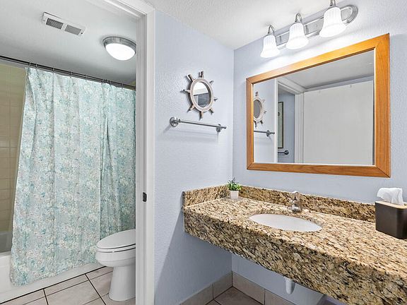 4th image of 1021-1021 S Water St #111