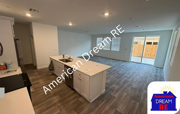 4 bed, 2.5 bath, 2116 sqft, $3,000 — Photo 3