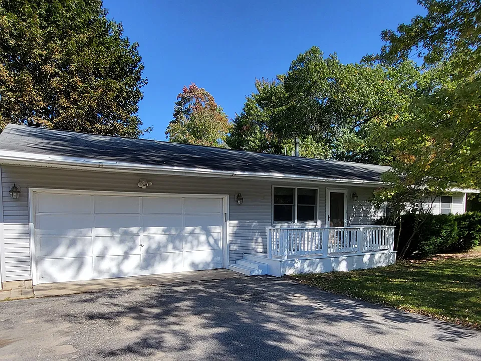 1945 Pine Dr