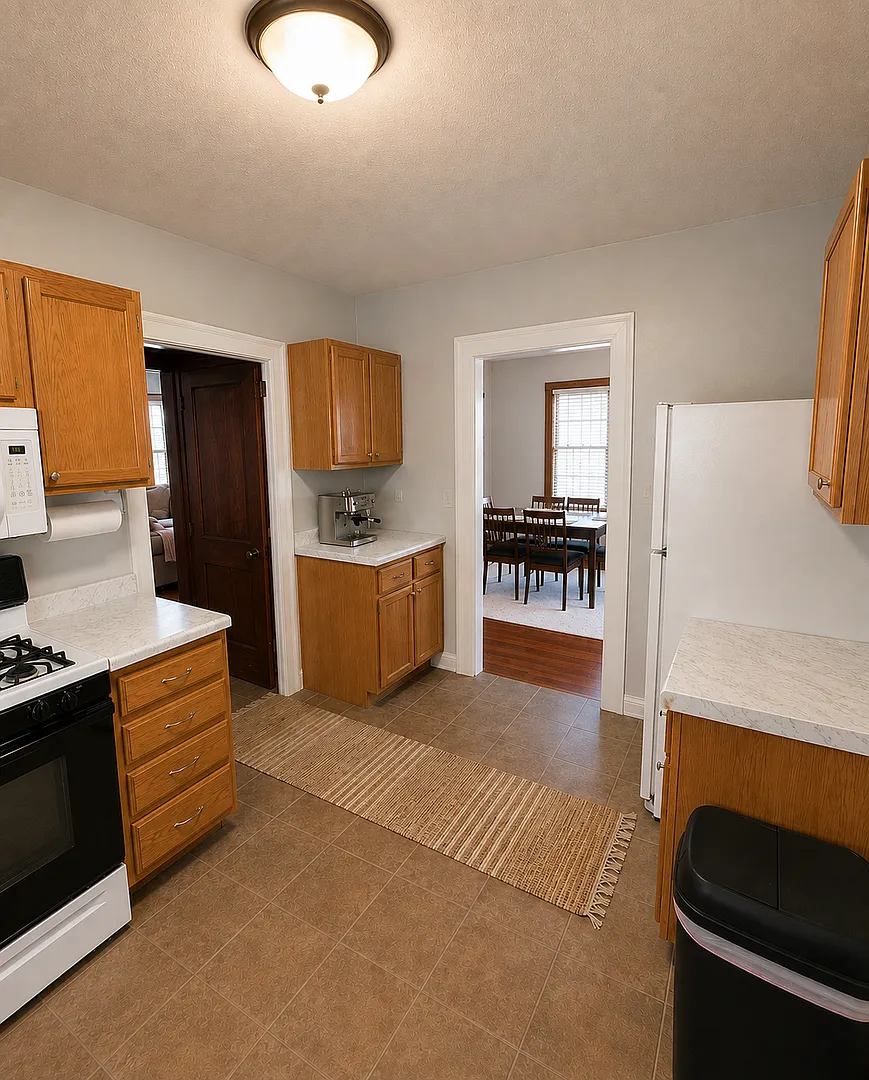 4-Bedroom Home Near Campus with Off-Street Parking — Photo 3