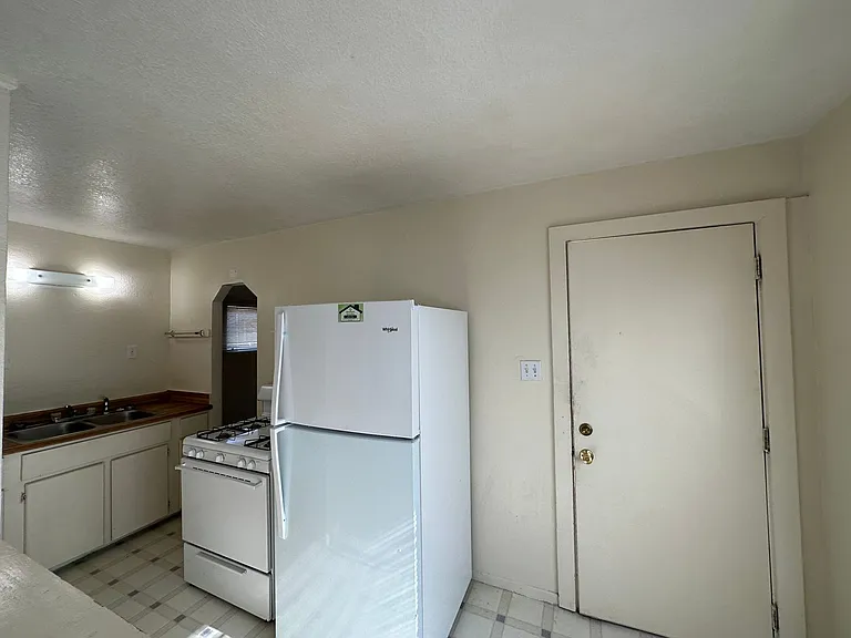 725 1/2 Kern St #B — Photo 8