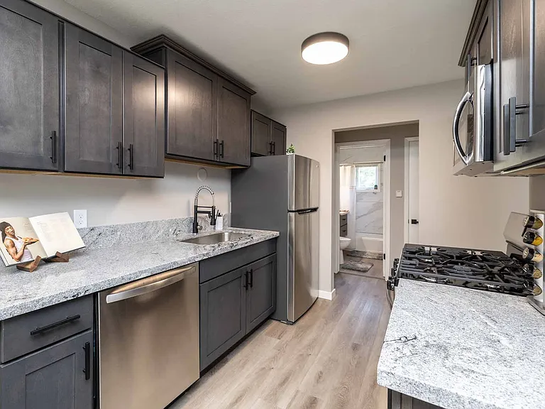 Oria Lakeview Apartments — Photo 22