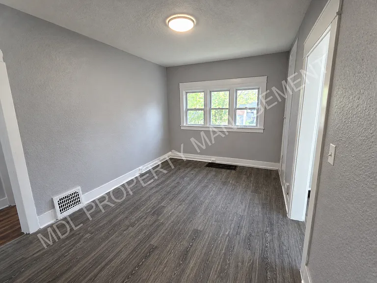 1108 W Holland Ave — Photo 4