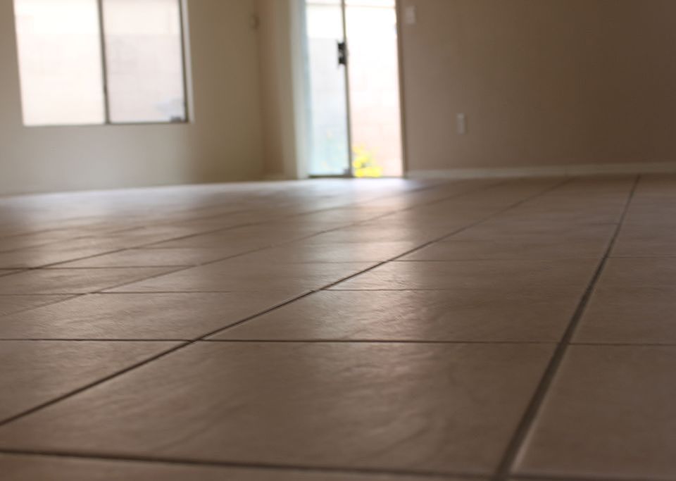 1st image of 142 S Hassett Cir
