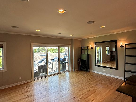 4th image of 1148 W Roscoe St APT 4W