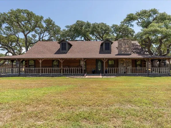 1040 N Live Oak St, Rockport, TX 78382