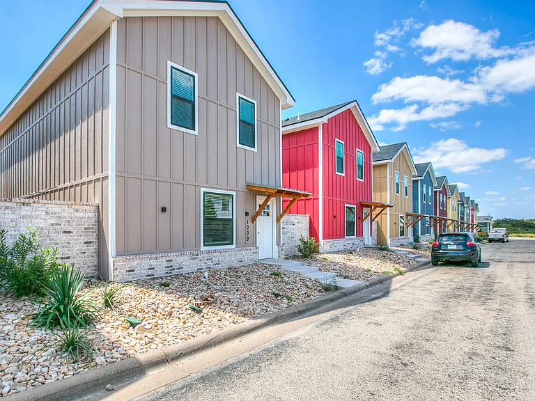 1009 Holiday Dr — Photo 1