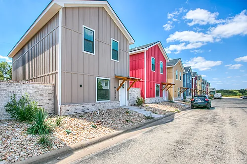 1009 Holiday Dr Photo 1