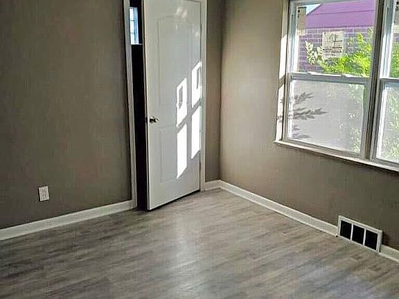 3rd image of 4715 Oakridge Blvd