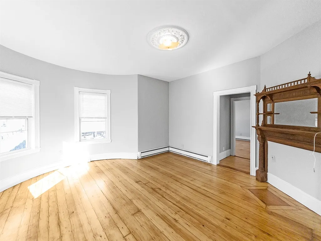 3 bed, 1.0 bath, 1700 sqft, $3,500 — Photo 2
