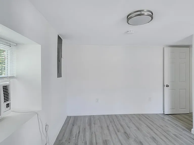 2735 Stuart Dr — Photo 32
