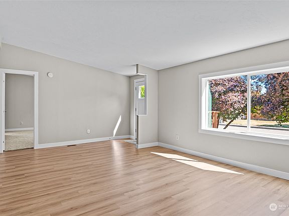 2nd image of 402 SE Lakewood Court
